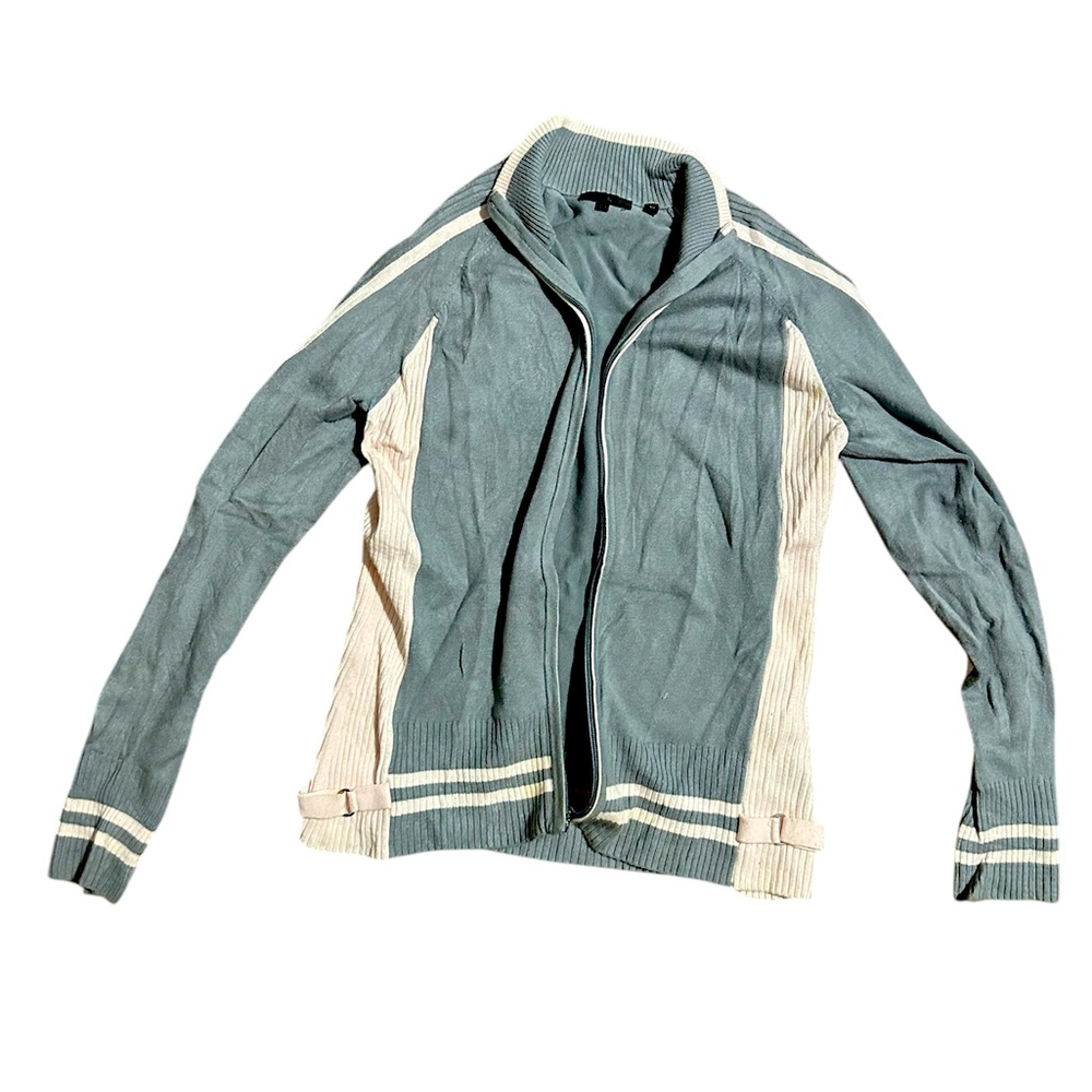 Brand is Y U K A it’s in good condition. Light pink and gray with stars
